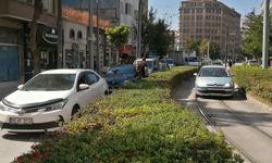Eskişehir’de kavşak çilesi! Yasak park trafiği felç etti