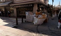 Eskişehir Kuyumcular Çarşısı’nda karton yığını dikkat çekti