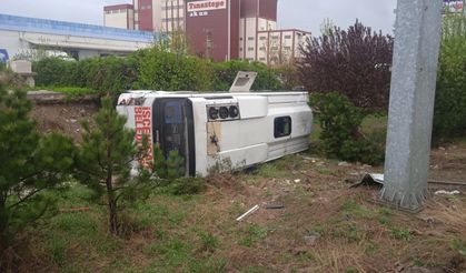 Eskişehir'in komşu ilinde minibüs fabrika bahçesine düştü!