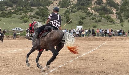 Eskişehir'de bayramı at üzerinde cirit atarak kutladılar
