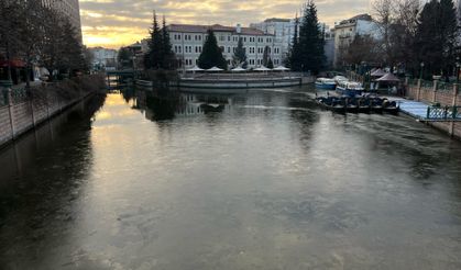 Eskişehir'de "buz kestiren" görüntü: Porsuk Çayı dondu!