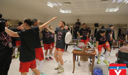 Eskişehirspor, şampiyonluğu soyunma odasında böyle kutladı