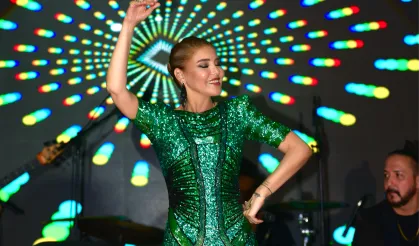 Gülben Ergen, Bursa'daki düğünde sahne şovuyla büyüledi