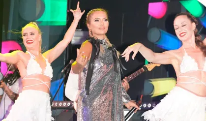 Demet Akalın Kemer’de hayranlarına unutulmaz anlar yaşattı