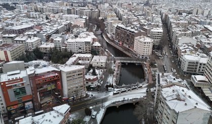 Kar yağışı Eskişehir'i beyaza bürüdü!