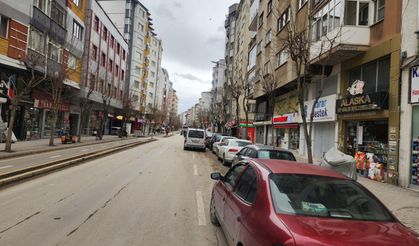 Eskişehir'de sürücüleri çileden çıkaran çift sıra park sorunu bitmiyor!