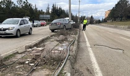 Eskişehir’de trafik kazası: Otomobil direğe çarptı!