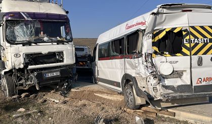 Eskişehir’de işçi servisine tır çarptı: 12 kişi yaralandı!