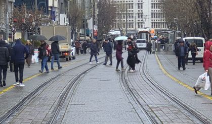 Eskişehir'de etkili olan yağmur şemsiyeleri açtırdı!