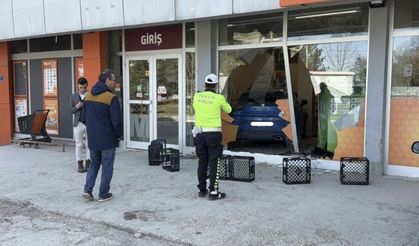 Eskişehir'de fren yerine gaza bastı, markete daldı!