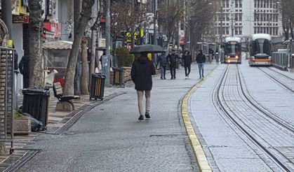 Eskişehir’de sağanak yağışa yakalananlar şemsiyelere sarıldı