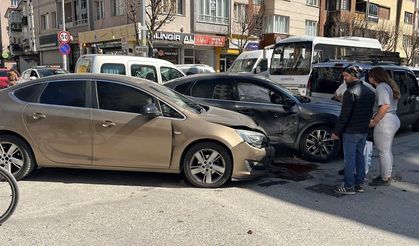 Eskişehir'de sokak arasında zincirleme kaza!