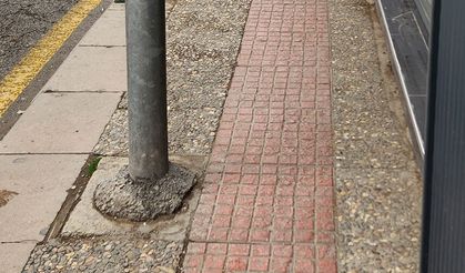 Kaldırımın ortasındaki direkler engelli vatandaşlara engel!