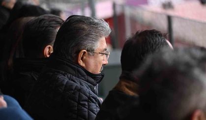 Vali Yılmaz'dan Eskişehirspor'a tribünden destek!