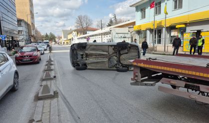 Eskişehir'in o caddesinde bir kaza daha: Araç yan yattı!