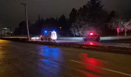 Eskişehir’de yağış kazayı getirdi: Otomobil duvara çarptı