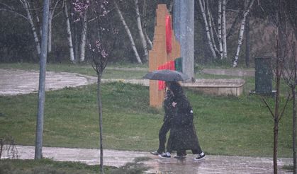 Eskişehir'i sağanak vurdu: Öğrenciler nereye kaçacağını şaşırdı!