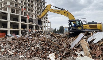 Eskişehir'deki gürültüyle çöken binada yıkım operasyonu!