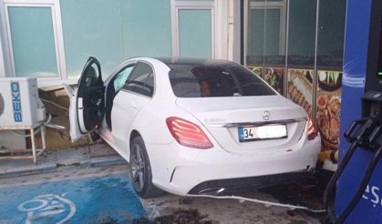 İnegöl–Bozüyük yolunda kaza: Akaryakıt istasyonuna daldı!