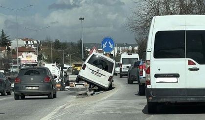 Eskişehir çevre yolunda kaza: Bariyerde asılı kaldı!