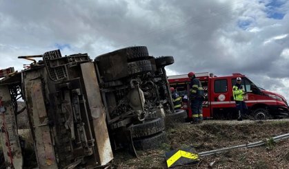 Eskişehir'de kaygan yolda kaza: Belediye kamyonu yan yattı!