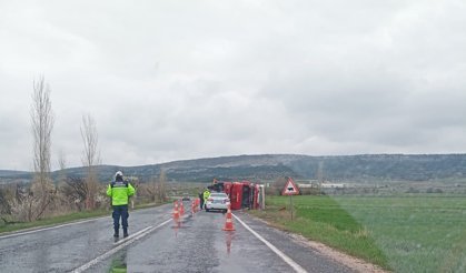 Seyitgazi-Kırka yolunda tır devrildi