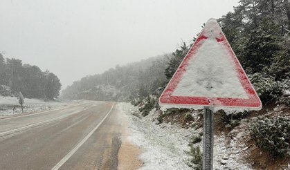 Afyon’da kar ulaşımı felç etti!