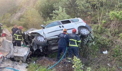 Direksiyon hakimiyetini kaybetti, araç şarampole devrildi!