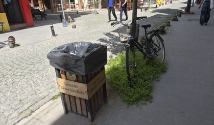 Eskişehir'de ilginç görüntü: Sepet çöp doldu