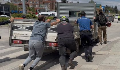 Eskişehir trafiğinde arızalandı, polis imdadına yetişti!