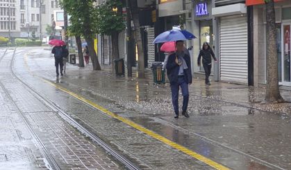 Eskişehir'de yağışa şemsiyesiz yakalanan zor anlar yaşadı!