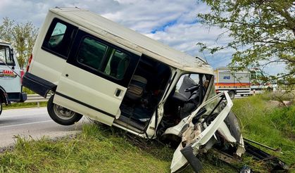 Afyon'da kontrolden çıkan minibüs ağaca çarparak durdu!