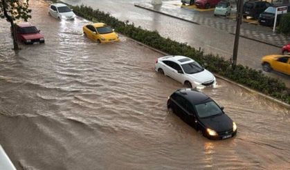 Bozüyük'ü sel vurdu: Araçlar su altında kaldı!