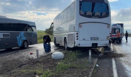 Tur otobüsü refüje saplandı, 16 kişi yaralandı
