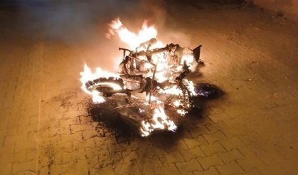 Eskişehir'de sinir krizi geçirdi, motosikletini aleve verdi!