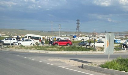 Alpu yolunda kaza: İşçi servisiyle otomobil çarpıştı!