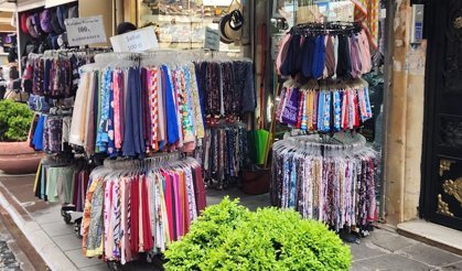 Eskişehir'de kaldırımlar esnafın sergi alanına dönüştü