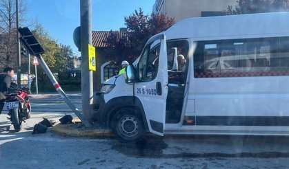 Eskişehir'de sabah saatlerinde kaza: Serviste direğe çarptı!