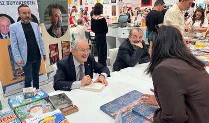 Yılmaz Büyükerşen kitap fuarında kitap imzaladı!