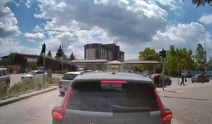 Eskişehir'de yeşil ışıkta bekledi, sürücüleri çileden çıkardı!