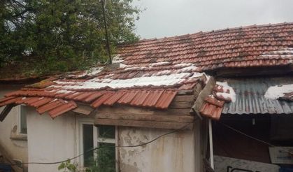 Eskişehir'de sağanak yağış sonrası evin çatısı kullanılmaz halde!