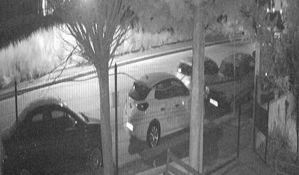 Eskişehir'de park halindeki araca çarpıp kaçtılar: O anlar güvenlik kamerasında!