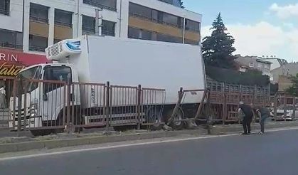 El freni çekilmeyen kamyonu korkuluklar durdurdu!