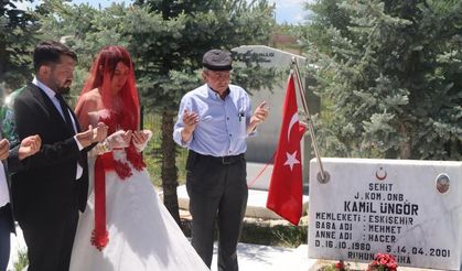 Eskişehir'de en mutlu gününde gelin arabasıyla şehitliği ziyaret ettiler