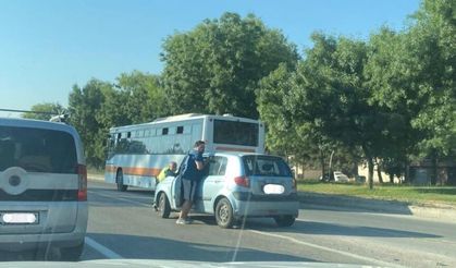 Eskişehir’de trafikte bozulan araca polis yardımı!