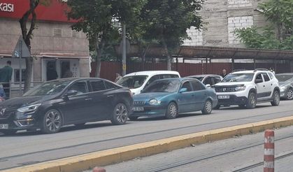 Eskişehir'de çifte park sorunu trafiği felç etti!