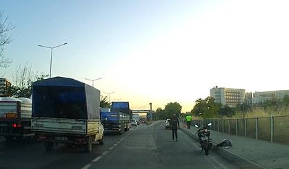 Eskişehir'de dengesini kaybeden motosikletli yola savruldu!