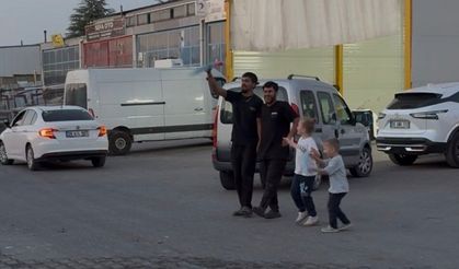 Eskişehir'de halay müziğini duyan işçiler işe ara verdi