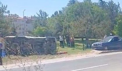 Seyitgazi yolunda kaza: Otomobil yol kenarına devrildi!