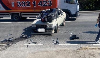 Eskişehir'de feci kaza: Motosiklet aracın üzerinde kaldı!